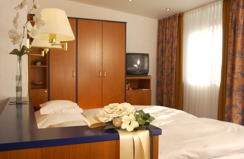 Hotel Spiegel Koln Bagian luar foto